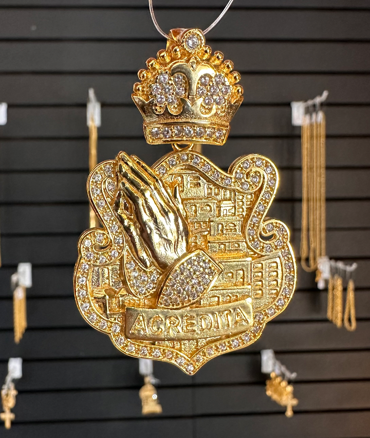 Pingente Religioso Mãos em Oração Banhado a Ouro 18k
